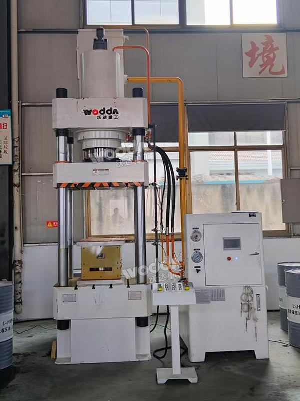 315噸防彈頭盔成型液壓機(jī) 315噸防彈頭盔成型液壓機(jī)