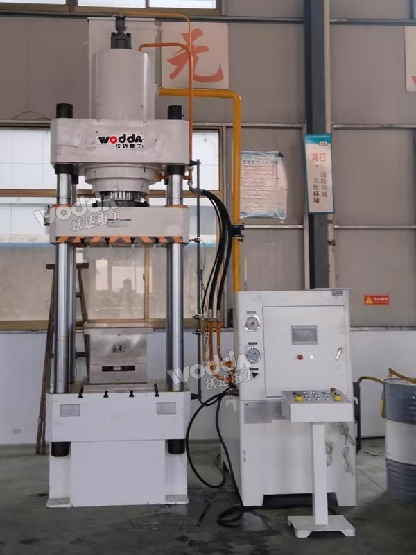 防彈頭盔成型液壓機(jī)現(xiàn)場(chǎng) 防彈頭盔成型液壓機(jī)現(xiàn)場(chǎng)