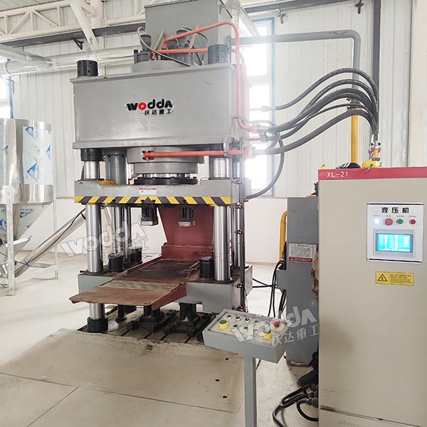 630噸牛羊舔磚液壓機