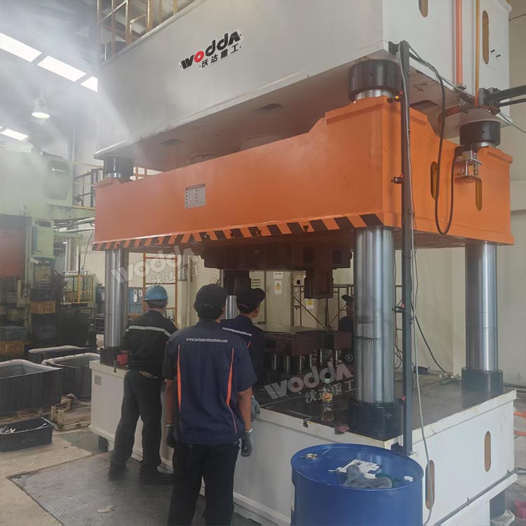 1000噸四柱液壓機試機現(xiàn)場