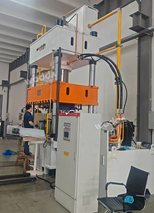 630噸汽車(chē)配件成型液壓機(jī)