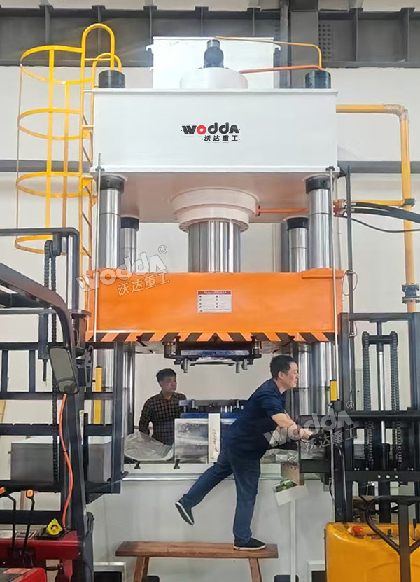 630噸汽車(chē)發(fā)動(dòng)機(jī)護(hù)板成型液壓機(jī)