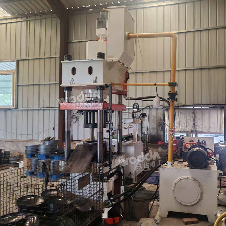 200噸封頭液壓機(jī)現(xiàn)場(chǎng) 200噸封頭液壓機(jī)現(xiàn)場(chǎng)