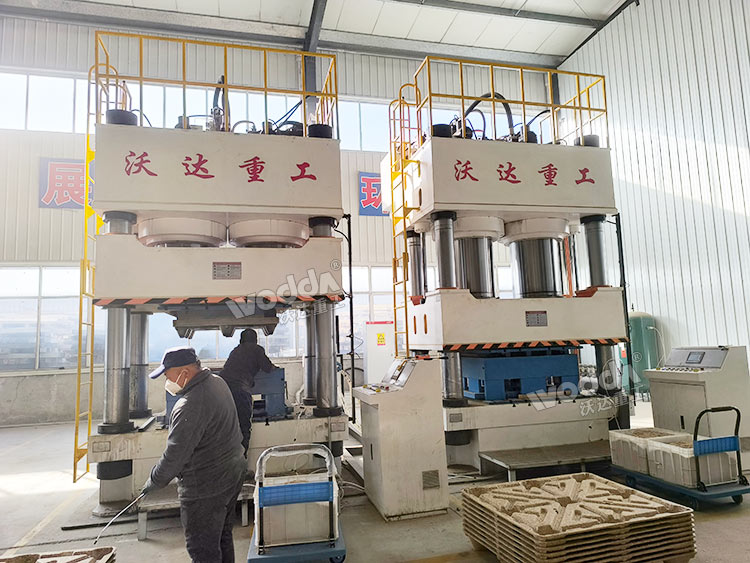 1600噸木屑托盤液壓機(jī)現(xiàn)場