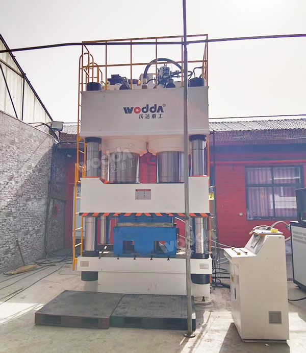 1600噸木屑托盤(pán)液壓機(jī)現(xiàn)場(chǎng) 1600噸木屑托盤(pán)液壓機(jī)現(xiàn)場(chǎng)