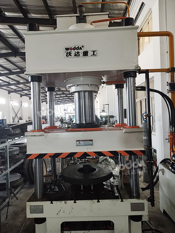 不銹鋼鍋蓋成型液壓機現(xiàn)場