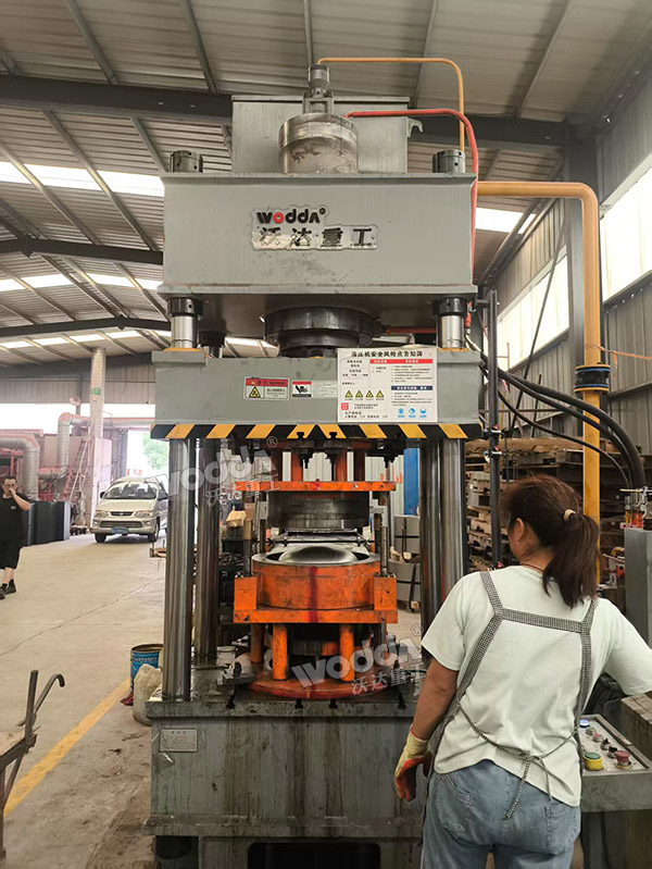 200噸封頭液壓機(jī)現(xiàn)場(chǎng)