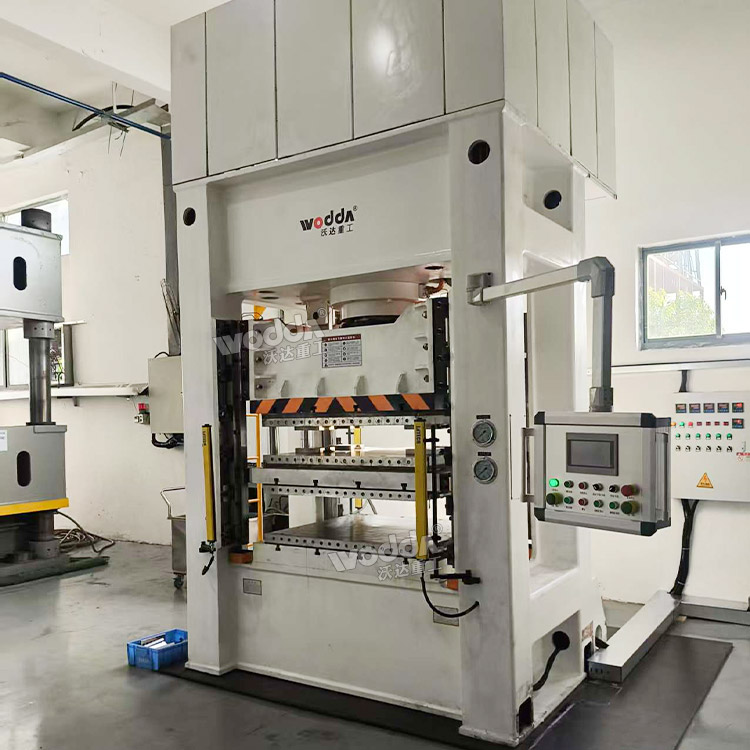 315噸框架式液壓機(jī)現(xiàn)場(chǎng)