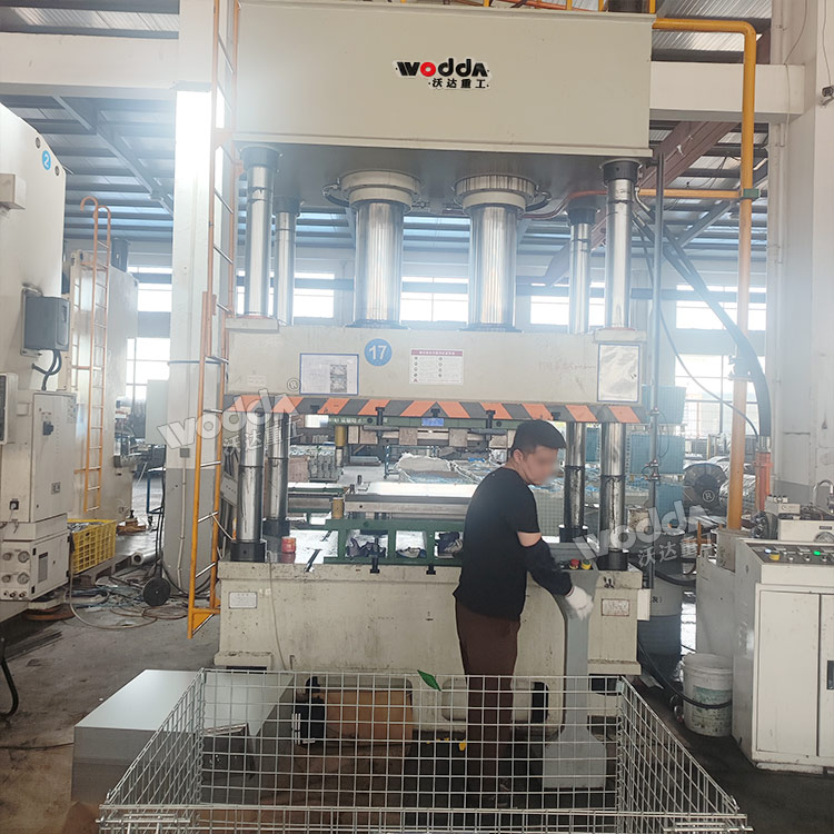 400噸四柱液壓機(jī)現(xiàn)場