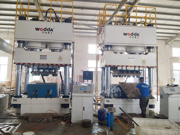 1600噸木屑托盤液壓機(jī) 1600噸木屑托盤液壓機(jī)