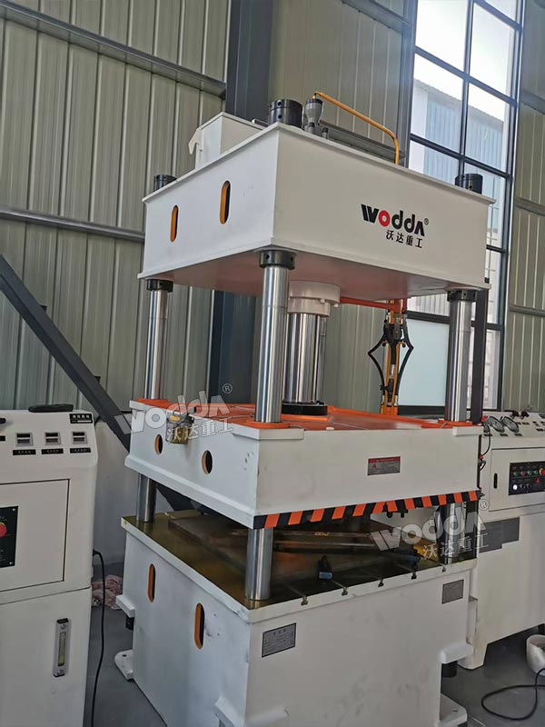 100噸四柱液壓機調試現(xiàn)場 100噸四柱液壓機調試現(xiàn)場