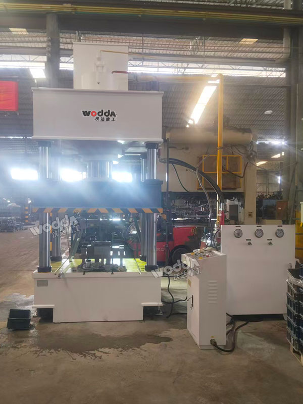 400噸汽車配件成型液壓機(jī)現(xiàn)場(chǎng)