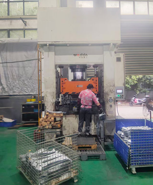 315噸框架式汽車配件成型液壓機(jī)現(xiàn)場(chǎng)