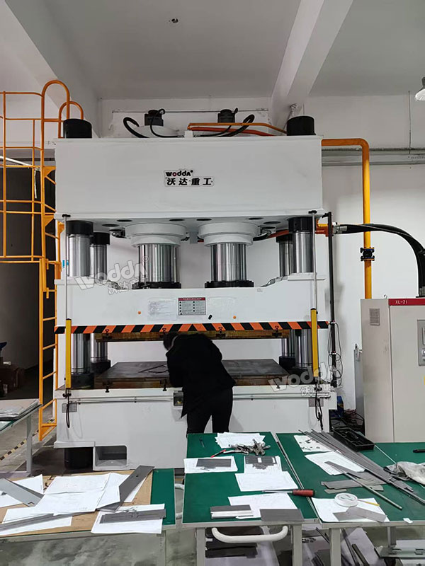 800噸四柱液壓機現(xiàn)場