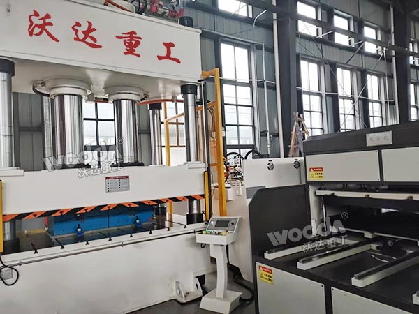 500噸四柱液壓機(jī)現(xiàn)場