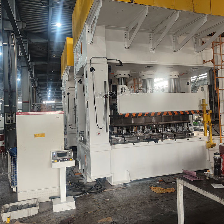 630噸框架式液壓機(jī)現(xiàn)場(chǎng)試機(jī)