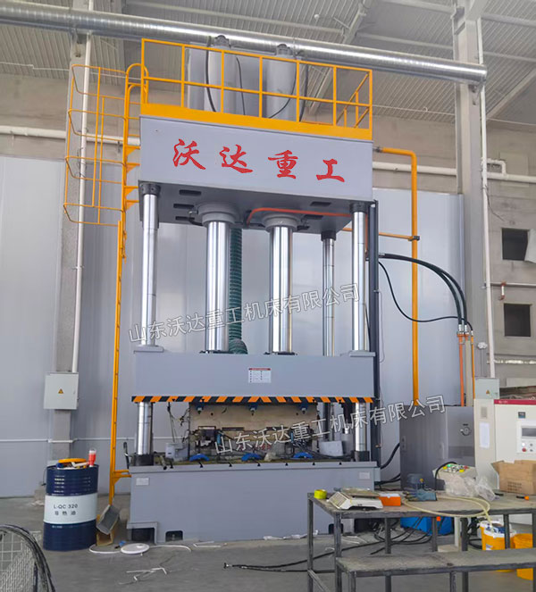 復(fù)合材料成型液壓機(jī)現(xiàn)場(chǎng)