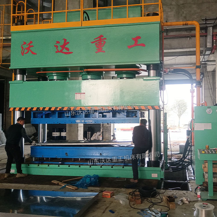 1250噸四柱液壓機(jī)沖壓不銹鋼水箱板現(xiàn)場