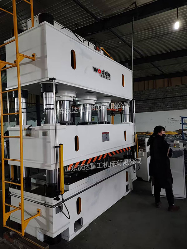 500噸四柱液壓機(jī)現(xiàn)場