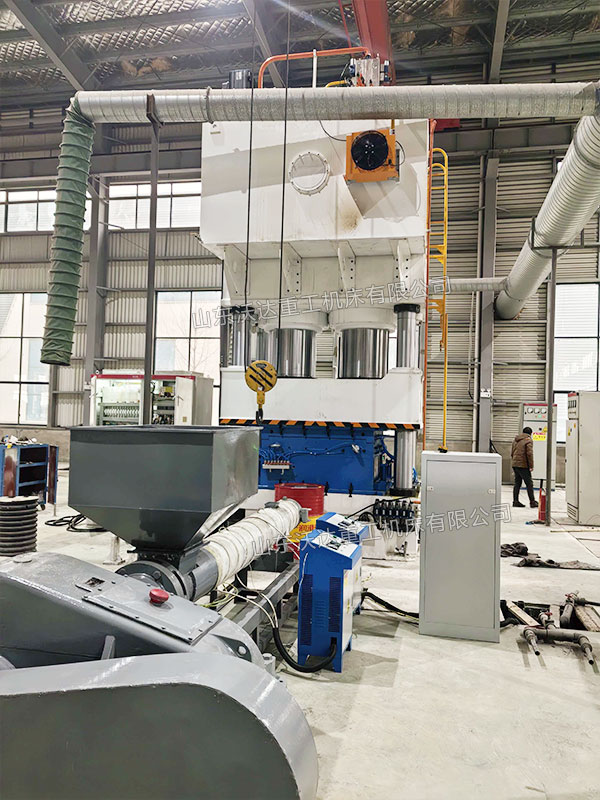 塑料托盤生產(chǎn)線現(xiàn)場(chǎng) 塑料托盤生產(chǎn)線現(xiàn)場(chǎng)