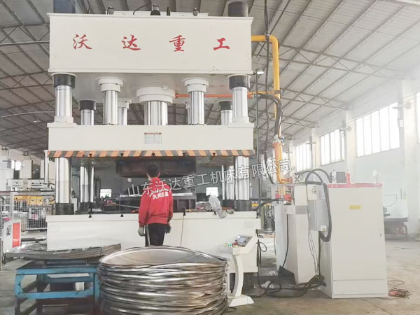 500噸不銹鋼水塔封蓋拉伸液壓機(jī)試機(jī)
