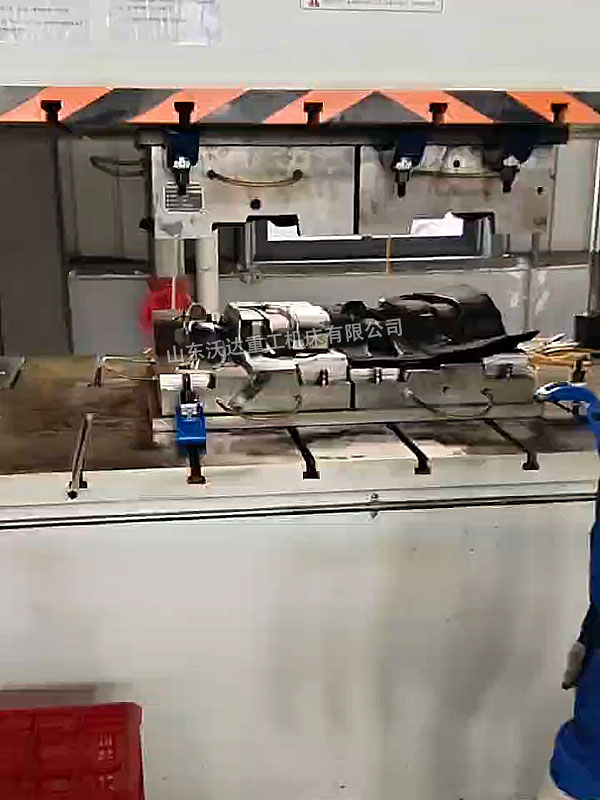 630噸四柱液壓機(jī)熱壓汽車除霜通風(fēng)管