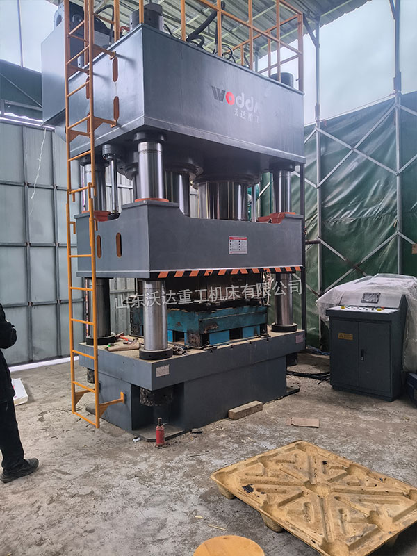 1600噸木屑托盤液壓機(jī)現(xiàn)場(chǎng) 1600噸木屑托盤液壓機(jī)現(xiàn)場(chǎng)