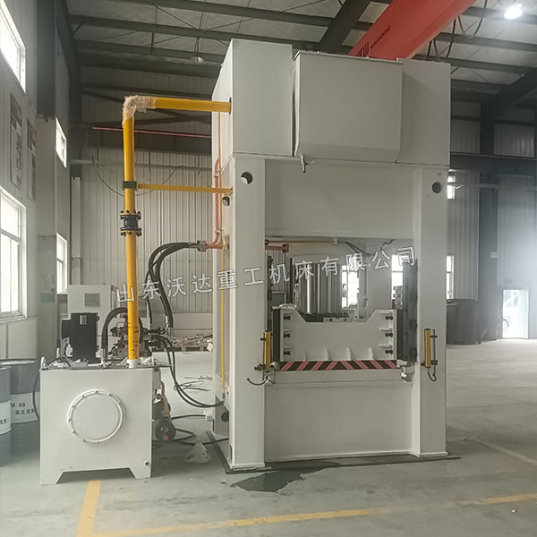 500噸框架式液壓機(jī)安裝完成