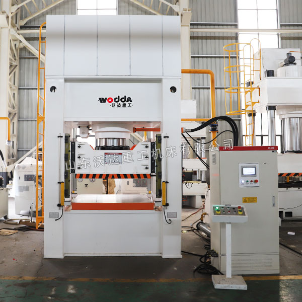 500噸框架式液壓機(jī)車間實(shí)物