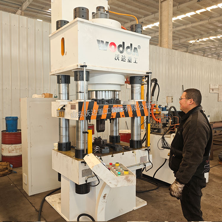 500噸四柱液壓機(jī)現(xiàn)場(chǎng)試機(jī)