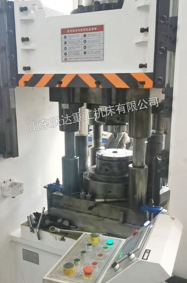 315噸框架式液壓機(jī)冷壓鋁制拉桿成型