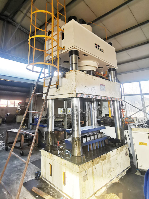 630噸四柱液壓機(jī)安裝完成