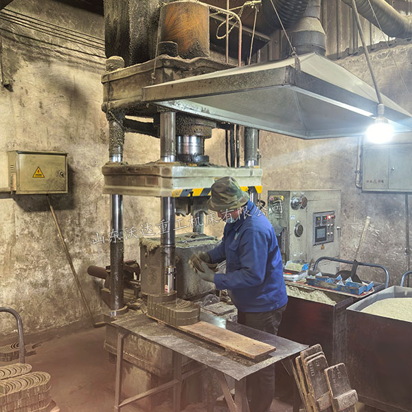 200噸四柱液壓機現(xiàn)場