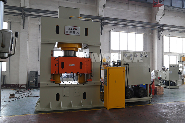 框架式液壓機(jī) 框架式液壓機(jī)