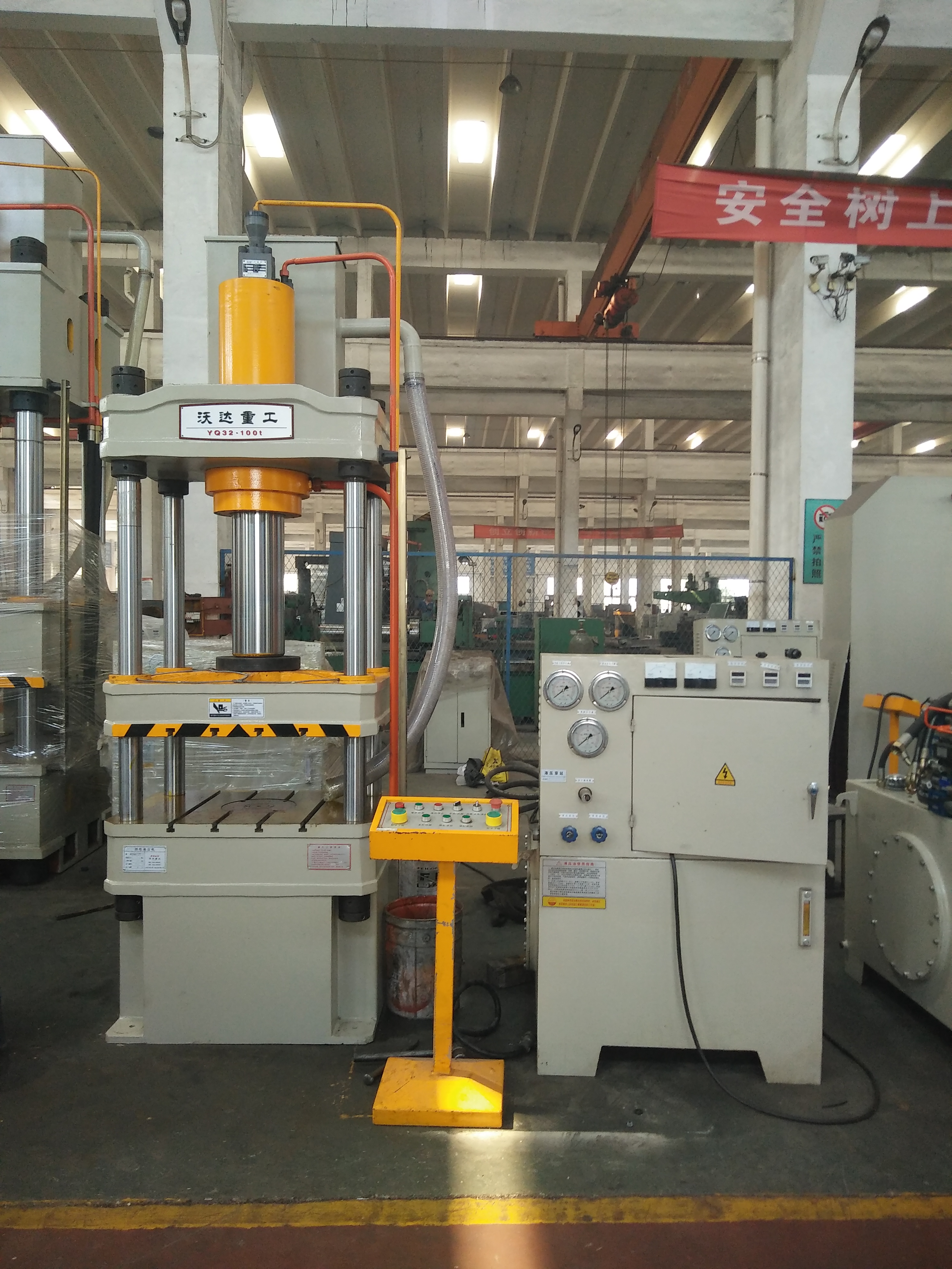 液壓機(jī)實物圖