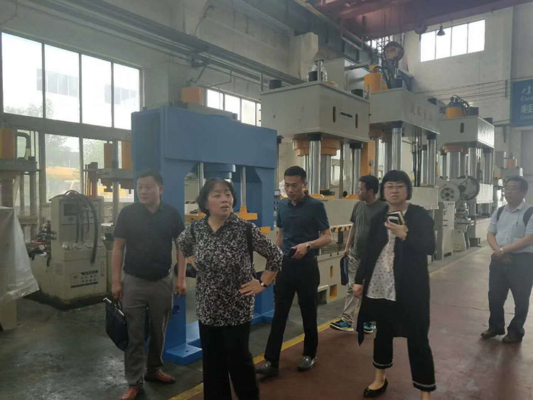 中國機床工業(yè)聯(lián)合會李冬茹副秘書長來沃達(dá)重工考察