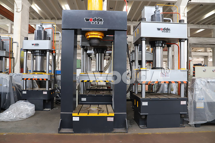 300噸龍門液壓機(jī)車間實物 300噸龍門液壓機(jī)車間實物