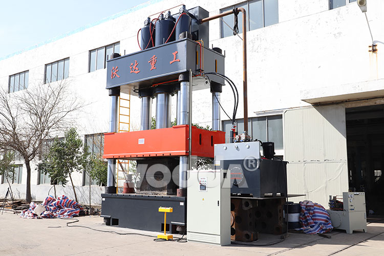 2000噸三梁四柱液壓機(jī) 2000噸三梁四柱液壓機(jī)