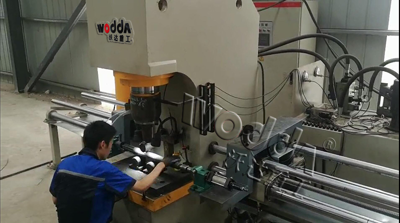 200噸單臂校直機(jī)客戶現(xiàn)場(chǎng) 200噸單臂校直機(jī)客戶現(xiàn)場(chǎng)