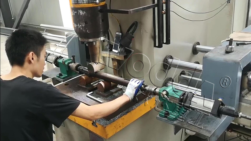 200噸單臂校直機(jī)客戶現(xiàn)場(chǎng) 200噸單臂校直機(jī)客戶現(xiàn)場(chǎng)